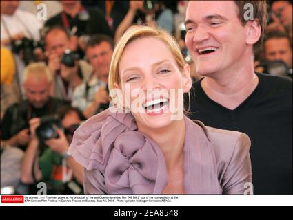 L'attrice statunitense Uma Thurman si pone con Quentin Tarantino alla fotocellula del suo ultimo film "Kill Bill 2" fuori concorso al 57° Festival di Cannes a Cannes-Francia domenica 16 maggio 2004. Foto di Hahn-Nebinger-Gorassini/ABACA Foto Stock