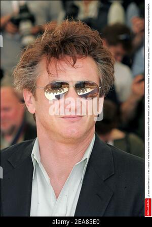 L'attore STATUNITENSE Sean Penn si presenta alla fotocellula del film di Niels Mueller 'l'assassinio di Richard Nixon' come parte del 57esimo Festival del Cinema di Cannes a Cannes-Francia lunedì 17 maggio 2004. Foto di Hahn-Nebinger-Gorassini/ABACA. Foto Stock