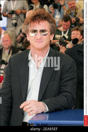 L'attore STATUNITENSE Sean Penn si presenta alla fotocellula del film di Niels Mueller 'l'assassinio di Richard Nixon' come parte del 57esimo Festival del Cinema di Cannes a Cannes-Francia lunedì 17 maggio 2004. Foto di Hahn-Nebinger-Gorassini/ABACA. Foto Stock