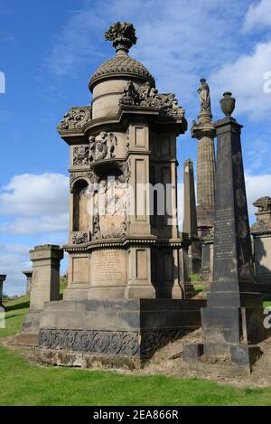 Esempi delle varie grandi, vecchie, lapidi decorative della gente benestante nella necropoli di Glasgow, Scozia. Foto Stock