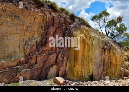 Australia, Ochre Pits nel parco nazionale MacDonnell Range, - ocra utilizzato per la pittura del corpo Foto Stock