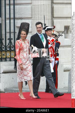 L'Infante Elena di Spagna e il marito Jaime de Marichalar arrivano alla Cattedrale di Santa Maria la Real de la Almudena di Madrid-Spagna sabato 22 maggio 2004 per la cerimonia di nozze del principe ereditario Felipe di Spagna e Letizia Ortiz. Foto di Abd Rabbo-Hounsfield-Klein-Mousse-Zabulon/ABACA. Foto Stock