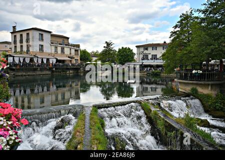 Vista panoramica di l'Isle-sur-la-Sorgue sul fiume omonimo ad Avignone, Vaucluse Provence France. Foto Stock