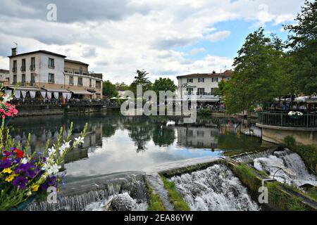 Vista panoramica di l'Isle-sur-la-Sorgue sul fiume omonimo ad Avignone, Vaucluse Provence France. Foto Stock