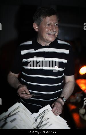 Smiling DJ che suona dischi in vinile in club , Londra , Regno Unito Foto Stock