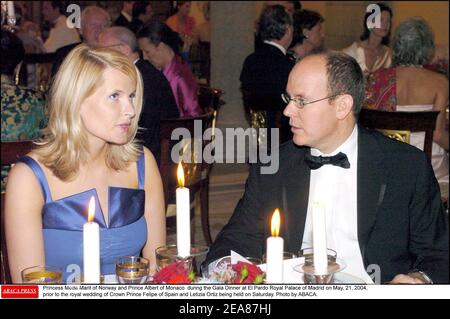 La principessa mette-Marit di Norvegia e il principe Alberto di Monaco durante la cena di gala al Palazzo reale El Pardo di Madrid il 21 maggio 2004, prima del matrimonio reale del principe ereditario Felipe di Spagna e Letizia Ortiz che si terrà sabato. Foto di ABACA. Foto Stock