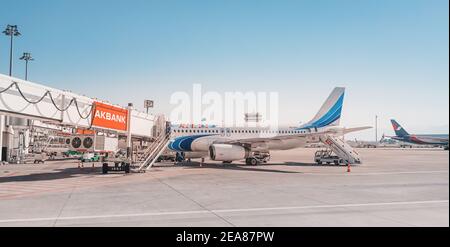 03 settembre 2020, Antalya, Turchia: L'aereo della compagnia aerea russa Yamal attende i passeggeri che salgano all'aeroporto di Antalya Foto Stock
