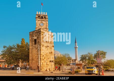 03 settembre 2020, Antalya, Turchia: Città vecchia Kaleici vista panoramica con minareto moschea e Torre dell'Orologio. Località turistica di Antalya Foto Stock