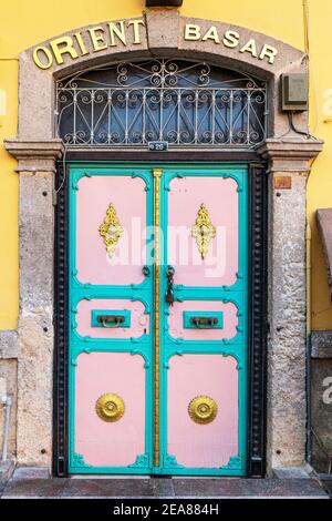 03 settembre 2020, Antalya, Turchia: Porta colorata e decorativa del bazar orientale e del mercato ad Antalya Foto Stock