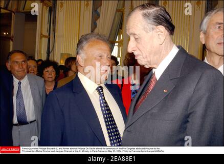 Il giornalista francese Philippe Bouvard (L) e l'ex ammiraglio Philippe De Gaulle partecipano alla cerimonia del Prix Dorgeles attribuito quest'anno ai relatori televisivi Michel Drucker e Jacques Chancel al Ministero dell'Arte di Parigi-Francia il 25 maggio 2004. Foto di Francois-Xavier Lamperti/ABACA. Foto Stock