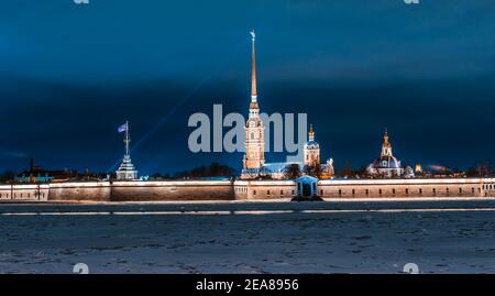 Pietro e Paolo Fortezza dalla Neva ghiacciata in inverno San Pietroburgo. Bella Russia. Foto Stock