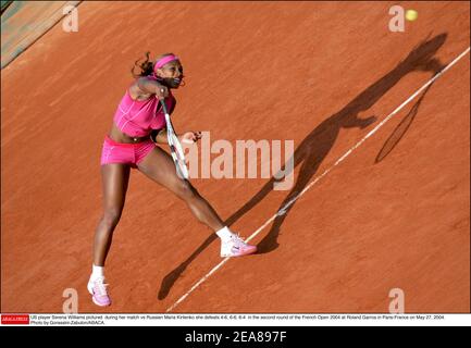 Il giocatore USA Serena Williams ha ritratto durante la sua partita contro la russa Maria Kirilenko sconfigge 4-6, 6-6, 6-4 nel secondo round del French Open 2004 a Roland Garros a Parigi-Francia il 27 maggio 2004. Foto di Gorassini-Zabulon/ABACA. Foto Stock