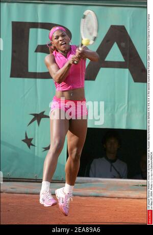 Il giocatore USA Serena Williams ha ritratto durante la sua partita contro la russa Maria Kirilenko sconfigge 4-6, 6-6, 6-4 nel secondo round del French Open 2004 a Roland Garros a Parigi-Francia il 27 maggio 2004. Foto di Gorassini-Zabulon/ABACA. Foto Stock