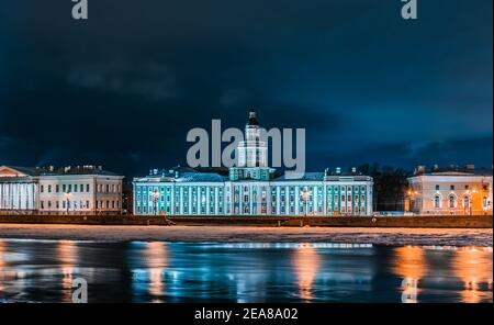 Kunstkammer o Kunstkamera Museum sull'isola di Vasilevskiy dall'altra parte del fiume Neva a San Pietroburgo. Città durante la notte invernale Foto Stock