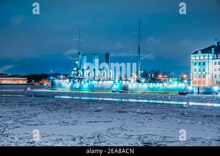 Cruiser Aurora a San Pietroburgo sul fiume Neva. Questo è un simbolo della rivoluzione di ottobre del 1917 in Russia. Foto Stock