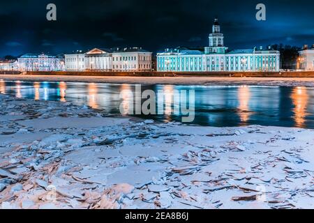 Kunstkammer o Kunstkamera Museum sull'isola di Vasilevskiy dall'altra parte del fiume Neva a San Pietroburgo. Città durante la notte invernale Foto Stock