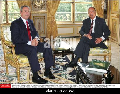 Il presidente DEGLI STATI UNITI George W. Bush (L) e il suo omologo francese Jacques Chirac hanno ritratto al Palazzo Elysee a Parigi-Francia sabato 5 giugno 2004. Bush arrivò a Parigi sabato per colloqui con il presidente Chirac, critico della guerra in Iraq, e cerimonie commemoranti il 60° anniversario degli sbarchi del D-Day. Foto di ABACA. Foto Stock