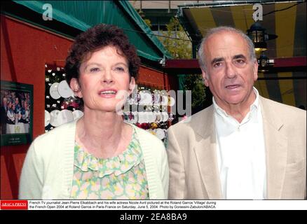 La giornalista televisiva francese Jean-Pierre Elkabbach e l'attrice di sua moglie Nicole Avril hanno ritratto al Roland Garros 'Village' durante l'Open francese 2004 al Roland Garros a Parigi-Francia sabato 5 giugno 2004. Foto di Gorassini-Zabulon/ABACA. Foto Stock