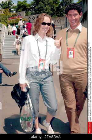 L'ex tennista svizzero Martina Hingis e il suo ragazzo hanno ritratto al Roland Garros 'Village' durante l'Open francese 2004 al Roland Garros a Parigi-Francia sabato 5 giugno 2004. Foto di Gorassini-Zabulon/ABACA. Foto Stock