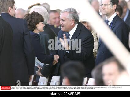 Il primo ministro francese Jean-Pierre Raffarin e la moglie del primo ministro britannico Cherie Blair hanno ritratto insieme ad altri capi di Stato e di governo durante la cerimonia internazionale ad Arromanches-Francia domenica 6 giugno 2004, nell'ambito delle celebrazioni del 60° anniversario del D-Day in Normandia. Foto di Nebinger-Mousse-Abd Rabbo-Hounsfield/ABACA. Foto Stock