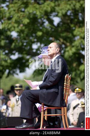 La Regina Elisabetta II della Gran Bretagna e il Presidente francese Jacques Chirac hanno ritratto alla cerimonia Binazionale Regno Unito/Francia al Cimitero britannico a Bayeux-Francia domenica 6 giugno 2004, come parte delle celebrazioni del 60° anniversario del D-Day in Normandia. Foto di ABACA. Foto Stock