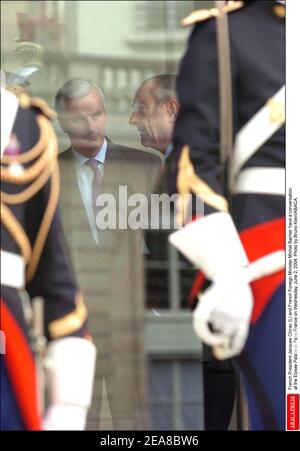 Mercoledì 2 giugno 2004 il presidente francese Jacques Chirac (L) e il ministro degli Esteri francese Michel Barnier hanno avuto una conversazione al Palazzo Elysee di Parigi-Francia. Foto di Bruno Klein/ABACA. Foto Stock