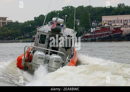 Savannah, Georgia  7 Giugno 2004. La Guardia Costiera E la polizia DEGLI STATI UNITI proteggono l'International Media Center di Savannah, dove i leader del G8 si riuniranno mercoledì con una conferenza stampa. Foto di Olivier Douliery/ABACA Foto Stock