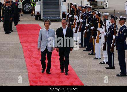 Il primo ministro giapponese Junichiro Koizumi arriva a Hunter Army Airfield per partecipare al vertice G8 di Savannah l'8 giugno 2004. Foto di Olivier Douliery/ABACA. Foto Stock