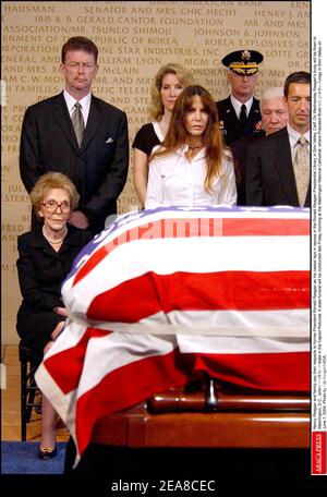 Nancy Reagan e la sua famiglia ripagano i loro omaggi all'ex presidente Ronald Reagan mentre il suo cazzo si trova in posa nella biblioteca presidenziale Ronald Reagan a Simi Valley, California. Mercoledì il corpo di Reagan sarà volato a Washington, D.C., dove giace nello stato della Capitol Rotunda. Un funerale di stato sarà condotto a fine Venerdì mattina presso la Cattedrale Nazionale di Washington, dove il presidente Bush darà l'elogio in Simi Valley il 7 giugno 2004. Foto di US Navy/ABACA. Foto Stock