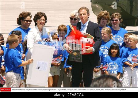 Il primo ministro britannico Tony Blair con sua moglie Cherie arrivò a Hunter Army Airfield per partecipare al vertice G8 a Sea Island l'8 giugno 2004. Foto di Olivier Douliery/ABACA Foto Stock