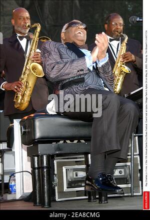 Ray Charles si esibisce all'undicesima edizione del Festival del blues di Santa Cruz. Evento che si tiene presso l'Aptos Village Park di Aptos, California, il 24 maggio 2003. Foto di: Tim Mosenfelder/ABACA Foto Stock