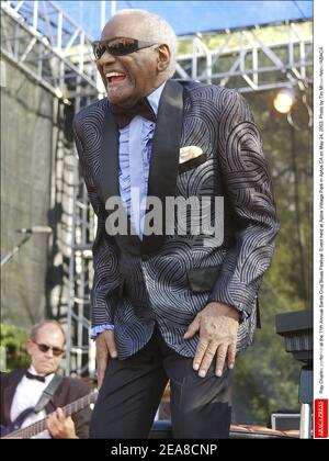 Ray Charles si esibisce all'undicesima edizione del Festival del blues di Santa Cruz. Evento che si tiene presso l'Aptos Village Park di Aptos, California, il 24 maggio 2003. Foto di Tim Mosenfelder/ABACA Foto Stock