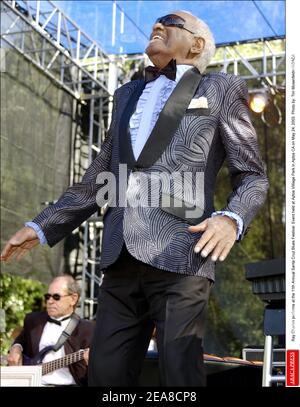 Ray Charles si esibisce all'undicesima edizione del Festival del blues di Santa Cruz. Evento che si tiene presso l'Aptos Village Park di Aptos, California, il 24 maggio 2003. Foto di: Tim Mosenfelder/ABACA Foto Stock