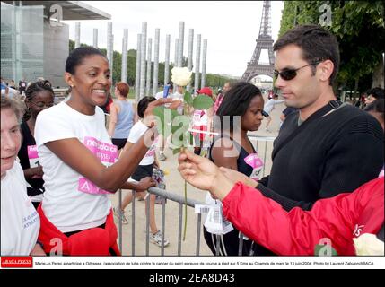 Marie-Jo Perec a participe a Odyssea, (Association de lutte contre le cancer du sein) epreuve de course a pied sur 5 Kms au Champs de Mars le 13 juin 2004. Foto di Laurent Zabulon/ABACA Foto Stock