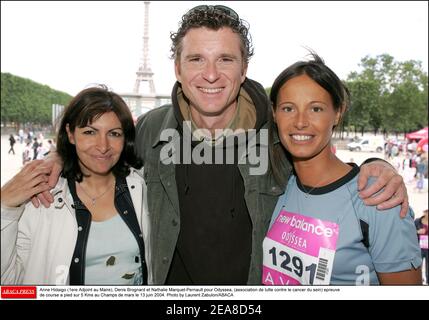 Anne Hidalgo (1ere adjoint au Maire), Denis Brogniart et Nathalie Marquez-Pernaut pour Odyssea, (Association de lutte contre le cancer du sein) epreuve de course a pied sur 5 km au Champs de Mars le 13 juin 2004. Foto di Laurent Zabulon/ABACA Foto Stock