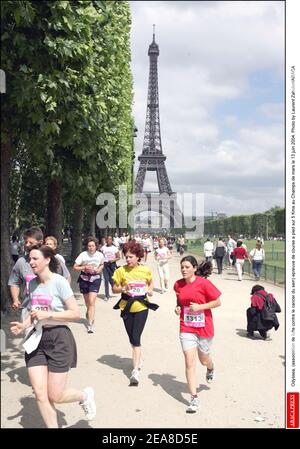 Odyssea, (Association de lutte contre le Cancer du sein) epreuve de course a pied sur 5 km au Champs de Mars le 13 juin 2004. Foto di Laurent Zabulon/ABACA Foto Stock