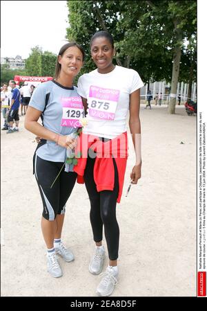 Nathalie Marquez-Pernaut et Marie-Jo Perec ont participe a Odyssea, (Association de lutte contre le cancer du sein) epreuve de course a pied sur 5 km au Champs de Mars le 13 juin 2004. Foto di Laurent Zabulon/ABACA Foto Stock