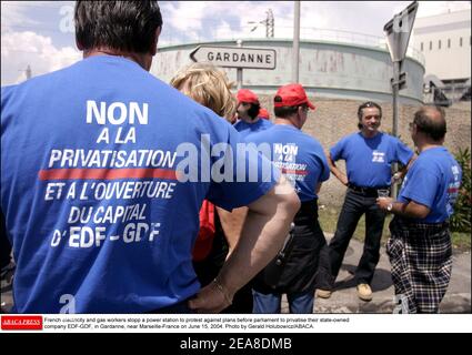 I lavoratori francesi dell'elettricità e del gas arrestano una centrale elettrica per protestare contro i progetti di privatizzazione della loro società statale EDF-GDF, a Gardanne, vicino a Marsiglia-Francia, il 15 giugno 2004. Foto di Gerald Holubowicz/ABACA. Foto Stock