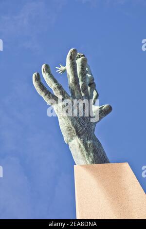 La mano di Dio (Carl Milles 1953), piccolo uomo in piedi in una grande mano che guarda verso l'alto, Millesgarden, Lidingo, Stoccolma, Svezia Foto Stock