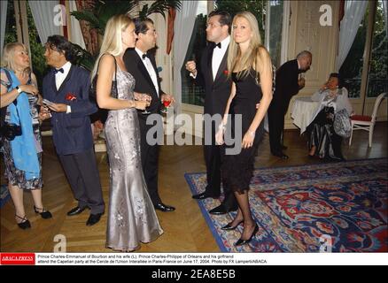 Il principe Carlo-Emmanuele di Borbone e sua moglie (L), il principe Carlo-Philippe di Orleans e la sua fidanzata Deborah-Juliette Kreuser partecipano alla festa capetiana al Cercle de l'Union Interallie di Parigi-Francia il 17 giugno 2004. Foto di FX Lamperti/ABACA. Foto Stock