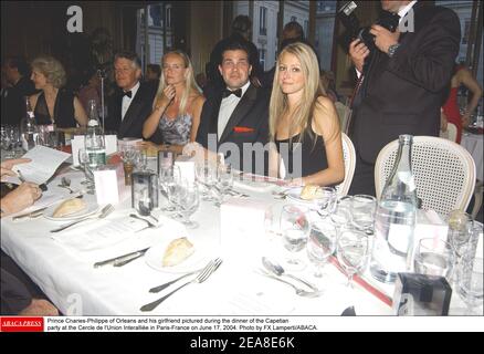 Il principe Charles-Philippe di Orleans e la sua fidanzata Deborah-Juliette Kreuser hanno ritratto durante la cena della festa capetiana al Cercle de l'Union Interallie a Parigi-Francia il 17 giugno 2004. Foto di FX Lamperti/ABACA. Foto Stock