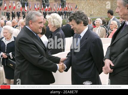 Il primo ministro francese Jean-Pierre Raffarin (L), il ministro dell'occupazione Jean-Louis Borloo (C) e l'ex ammiraglio Philippe De Gaulle partecipano alla cerimonia di commemorazione dell'appello del generale De Gaulle alla nazione francese il 18 giugno 1940, a Mont Valerien, vicino a Parigi-Francia, il 18 giugno 2004. Foto di Mousse/ABACA. Foto Stock