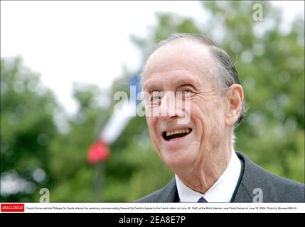 L'ex ammiraglio francese Philippe De Gaulle partecipa alla cerimonia commemorativa dell'appello del generale De Gaulle alla nazione francese il 18 giugno 1940, a Mont Valerien, vicino Parigi-Francia, il 18 giugno 2004. Foto di Mousse/ABACA. Foto Stock