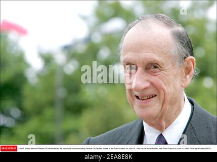 L'ex ammiraglio francese Philippe De Gaulle partecipa alla cerimonia commemorativa dell'appello del generale De Gaulle alla nazione francese il 18 giugno 1940, a Mont Valerien, vicino Parigi-Francia, il 18 giugno 2004. Foto di Mousse/ABACA. Foto Stock