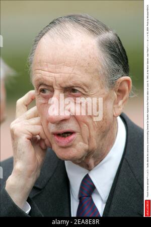 L'ex ammiraglio francese Philippe De Gaulle partecipa alla cerimonia commemorativa dell'appello del generale De Gaulle alla nazione francese il 18 giugno 1940, a Mont Valerien, vicino Parigi-Francia, il 18 giugno 2004. Foto di Mousse/ABACA. Foto Stock