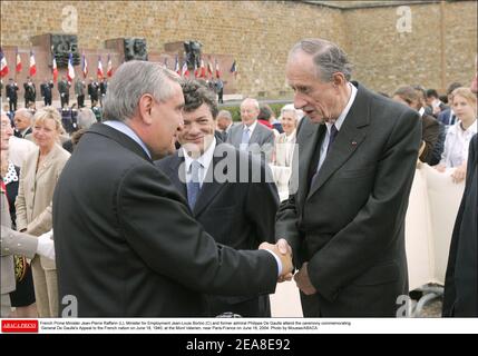 Il primo ministro francese Jean-Pierre Raffarin (L), il ministro dell'occupazione Jean-Louis Borloo (C) e l'ex ammiraglio Philippe De Gaulle partecipano alla cerimonia di commemorazione dell'appello del generale De Gaulle alla nazione francese il 18 giugno 1940, a Mont Valerien, vicino a Parigi-Francia, il 18 giugno 2004. Foto di Mousse/ABACA. Foto Stock