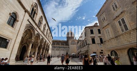 Persone che si riuniscono nella piazza principale di Dubrovnik, Croazia Foto Stock