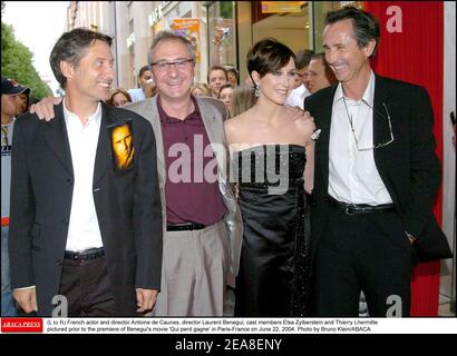 (Da L a R) attore e regista francese Antoine de Caunes, regista Laurent Benegui, membri del cast Elsa Zylberstein e Thierry Lhermitte, prima della prima del film di Benegui 'qui perd gagne' a Parigi-Francia il 22 giugno 2004. Foto di Bruno Klein/ABACA. Foto Stock