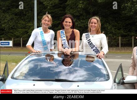 Miss Francia 2004 Laetitia Bleger partecipa ad un corso di guida 'Peugeot Conduire Juste' organizzato dal costruttore automobilistico francese Peugeot sul circuito dell'ex pilota di F1 Jean-Pierre Beltoise sulla sua pista di Trappes, nei pressi di Parigi-Francia il 23 giugno 2004. Foto di Giancarlo Gorassini/ABACA. Foto Stock