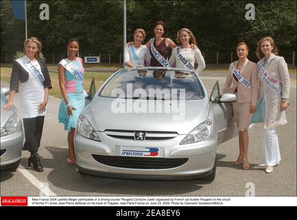 Miss Francia 2004 Laetitia Bleger partecipa ad un corso di guida 'Peugeot Conduire Juste' organizzato dal costruttore automobilistico francese Peugeot sul circuito dell'ex pilota di F1 Jean-Pierre Beltoise sulla sua pista di Trappes, nei pressi di Parigi-Francia il 23 giugno 2004. Foto di Giancarlo Gorassini/ABACA. Foto Stock